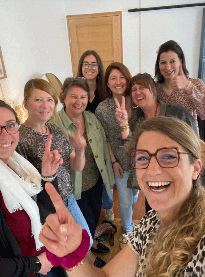 Photo de groupe des membres Réseautage Happy Connexions réunis après un atelier.