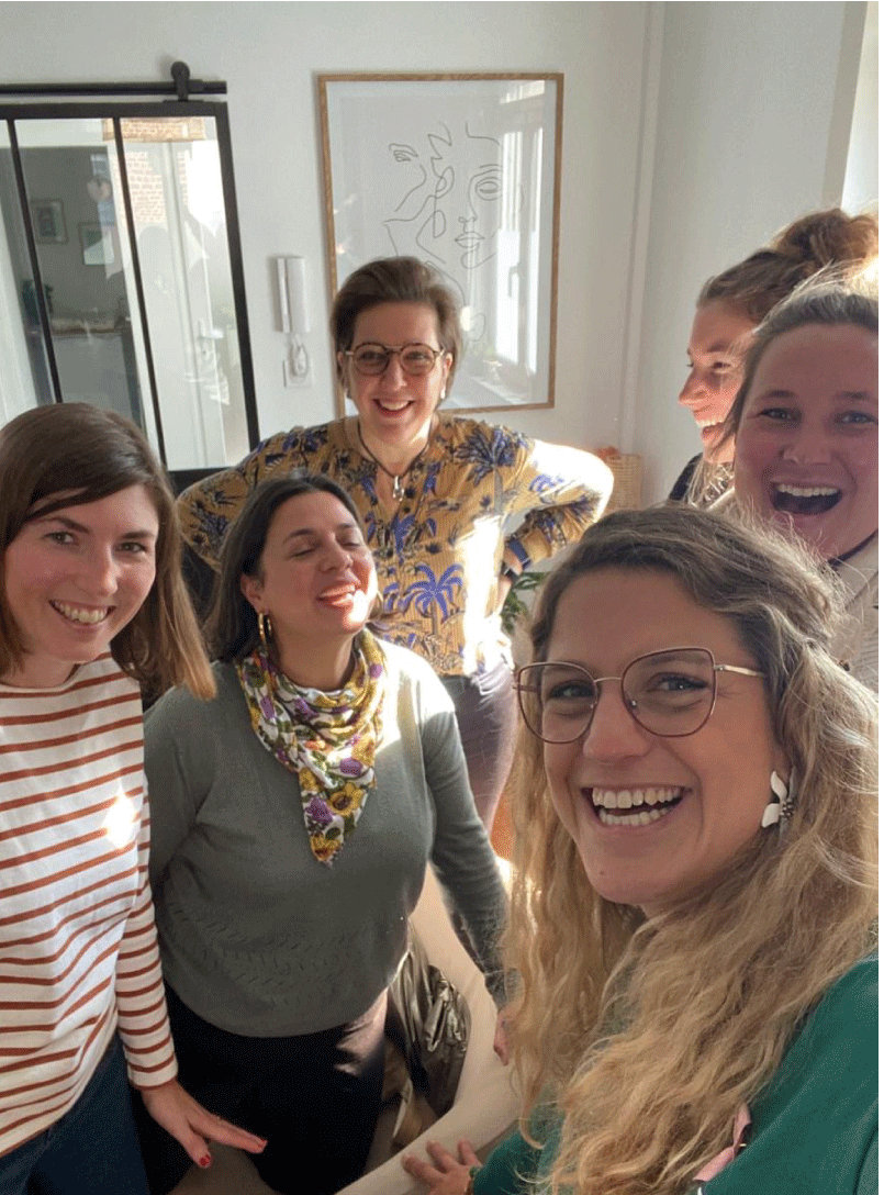 Photo de groupe des membres Réseautage Happy Connexions réunis après un atelier.