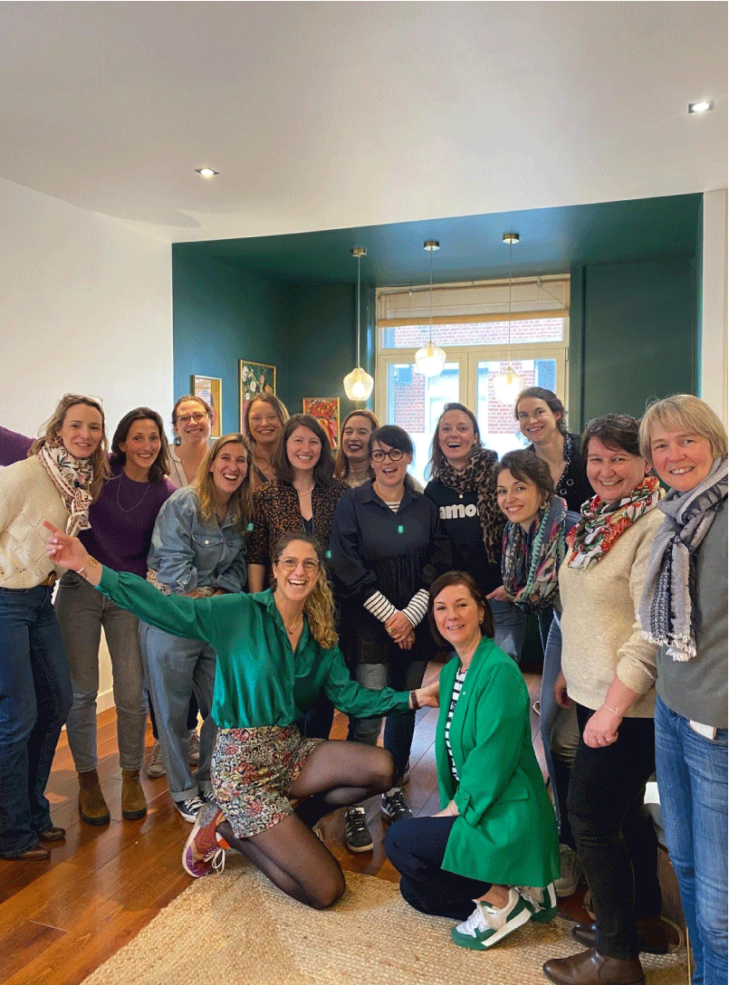 Photo de groupe des membres Happy Connexions réunis après un atelier.