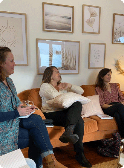 Un espace cocon du Happy Club COM’HAPPY, pensé pour se sentir bien, en sécurité, et à l’aise pour entreprendre en douceur